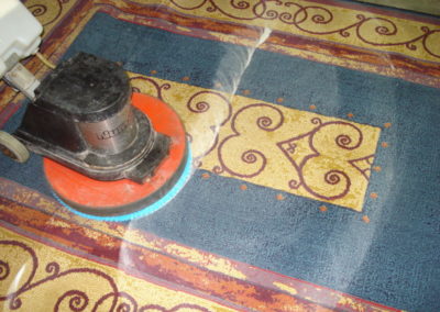 Pulicasa utilizza strumenti professionali per la pulizia dei tappeti